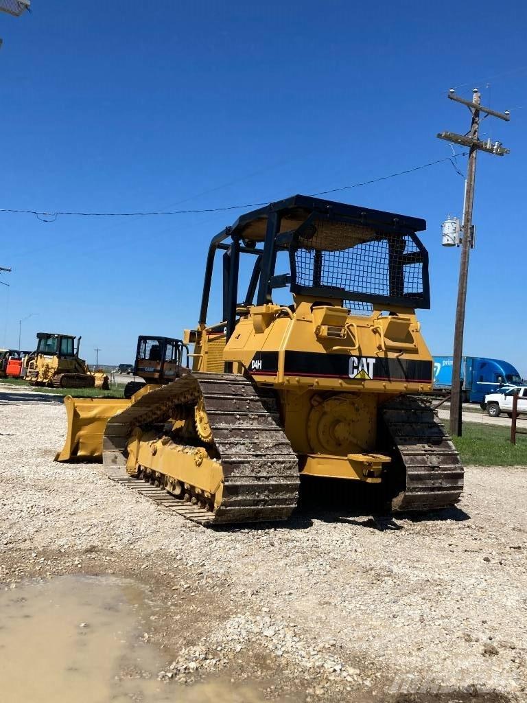 CAT Bulldozer D4H Pásové dozery