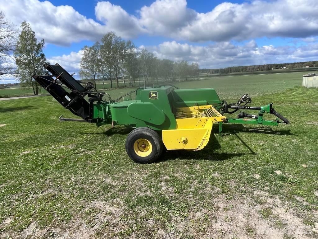 John Deere 359 Lis na hranaté balíky
