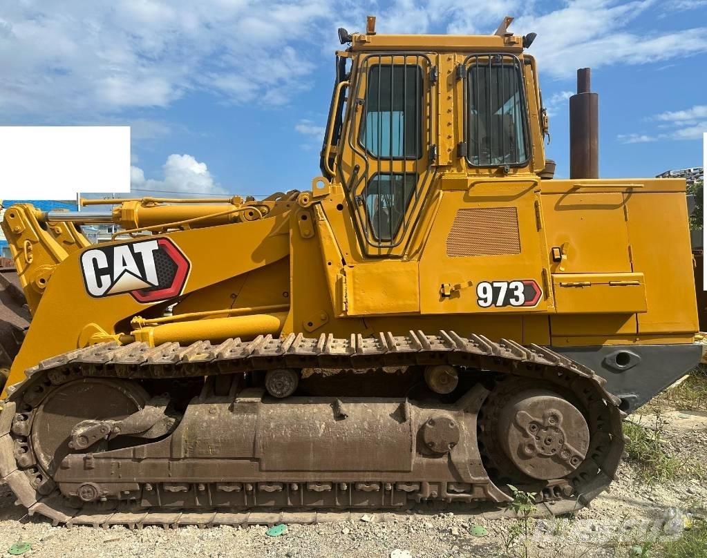 CAT 973 Kolové nakladače