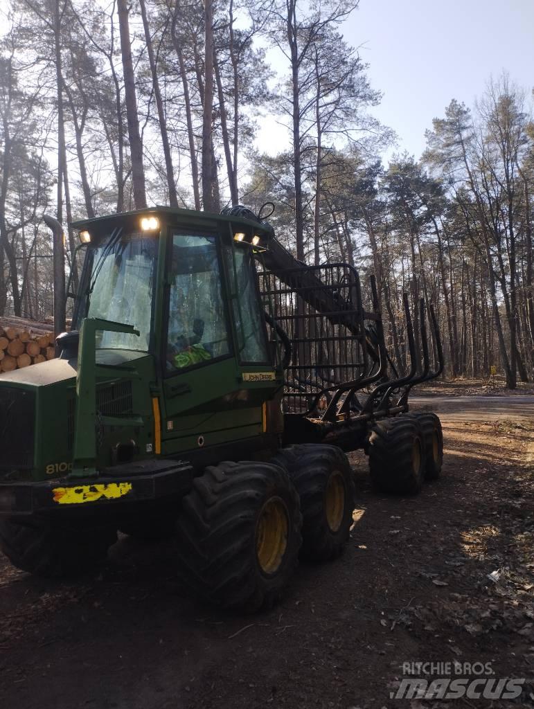 John Deere 810D Vyvážecí traktory