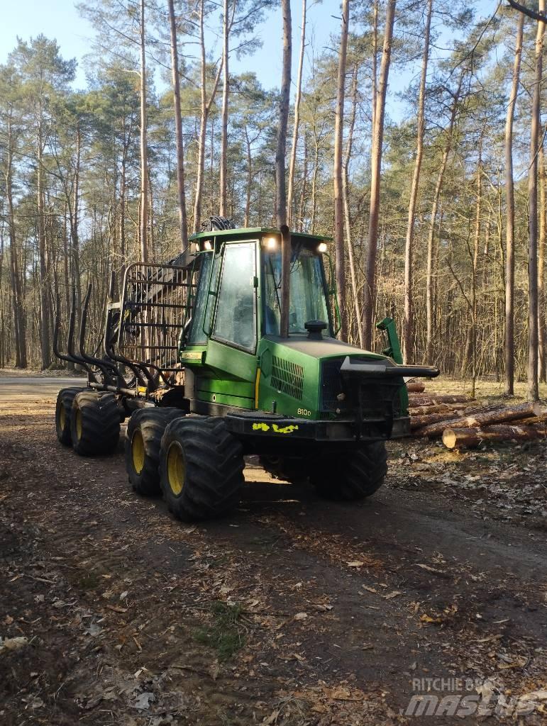 John Deere 810D Vyvážecí traktory