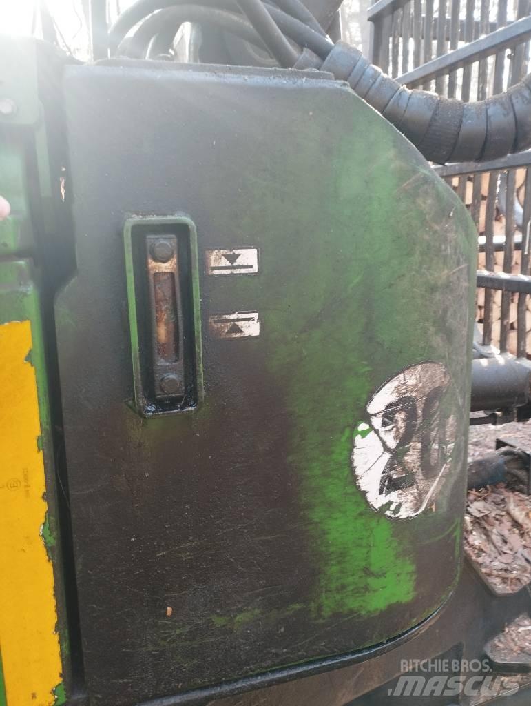 John Deere 810D Vyvážecí traktory