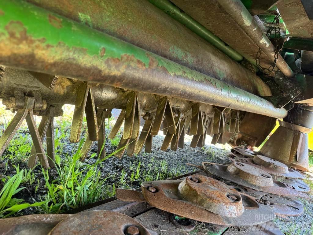 John Deere 131 Sekačky namontované a tažené