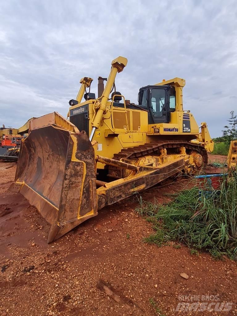 Komatsu D 375 A Pásové dozery