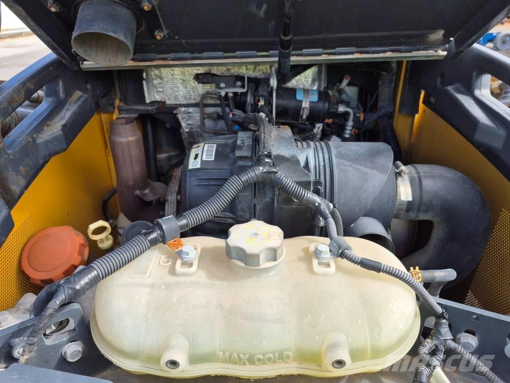 John Deere 320 Smykem řízené nakladače