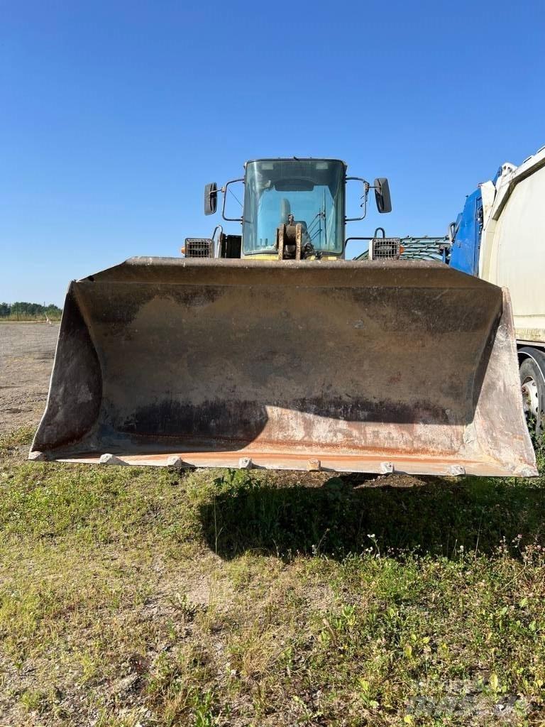 Komatsu WA 320 Kolové nakladače