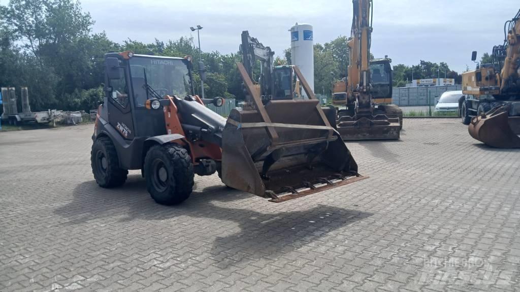 Hitachi ZW 75 Kolové nakladače