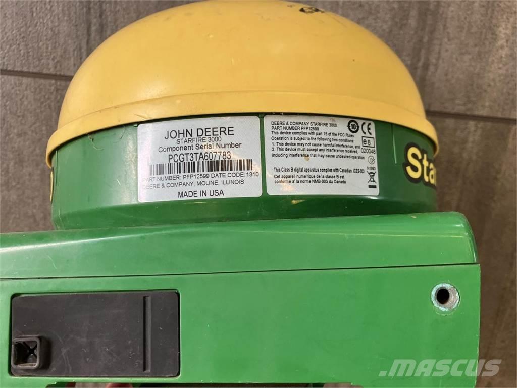 John Deere 6215R Traktory