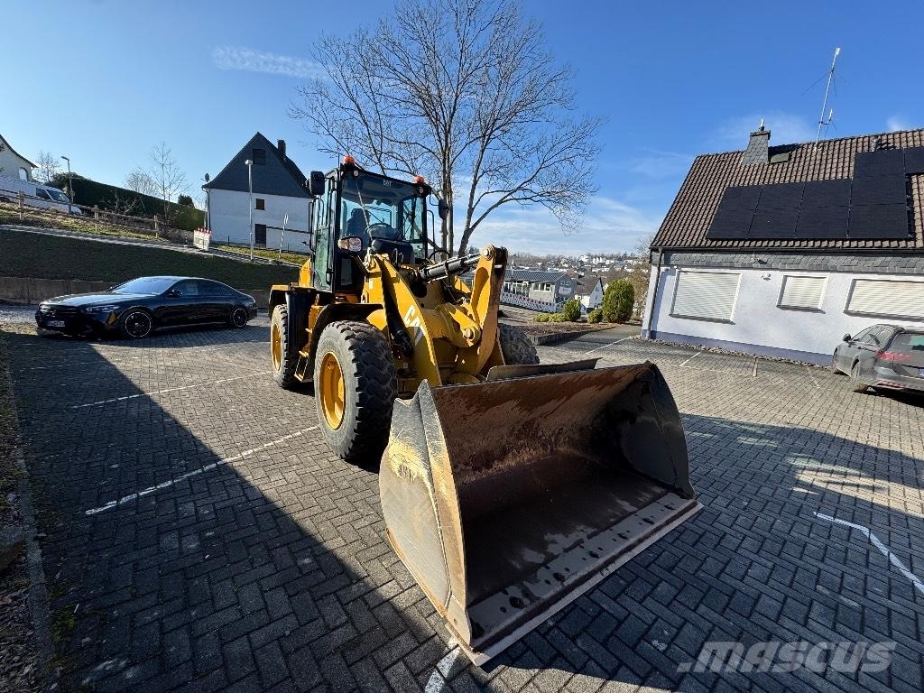 CAT 910M Kolové nakladače
