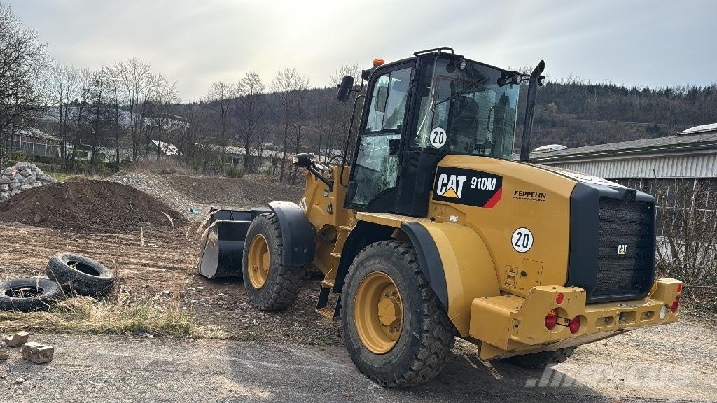CAT 910M Kolové nakladače
