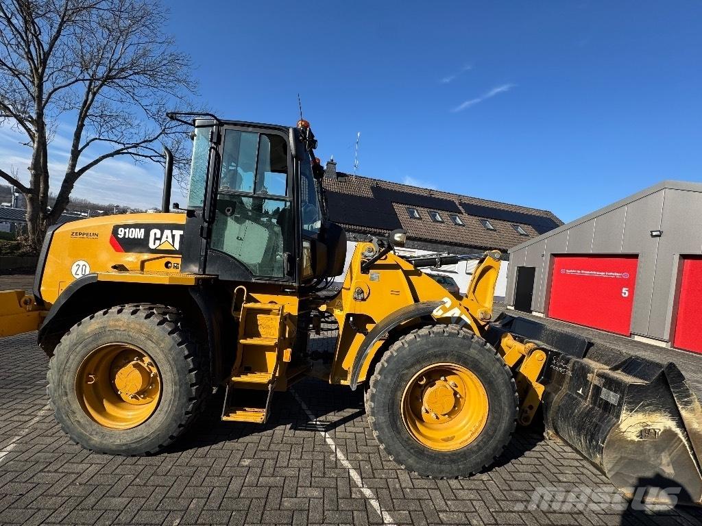 CAT 910M Kolové nakladače