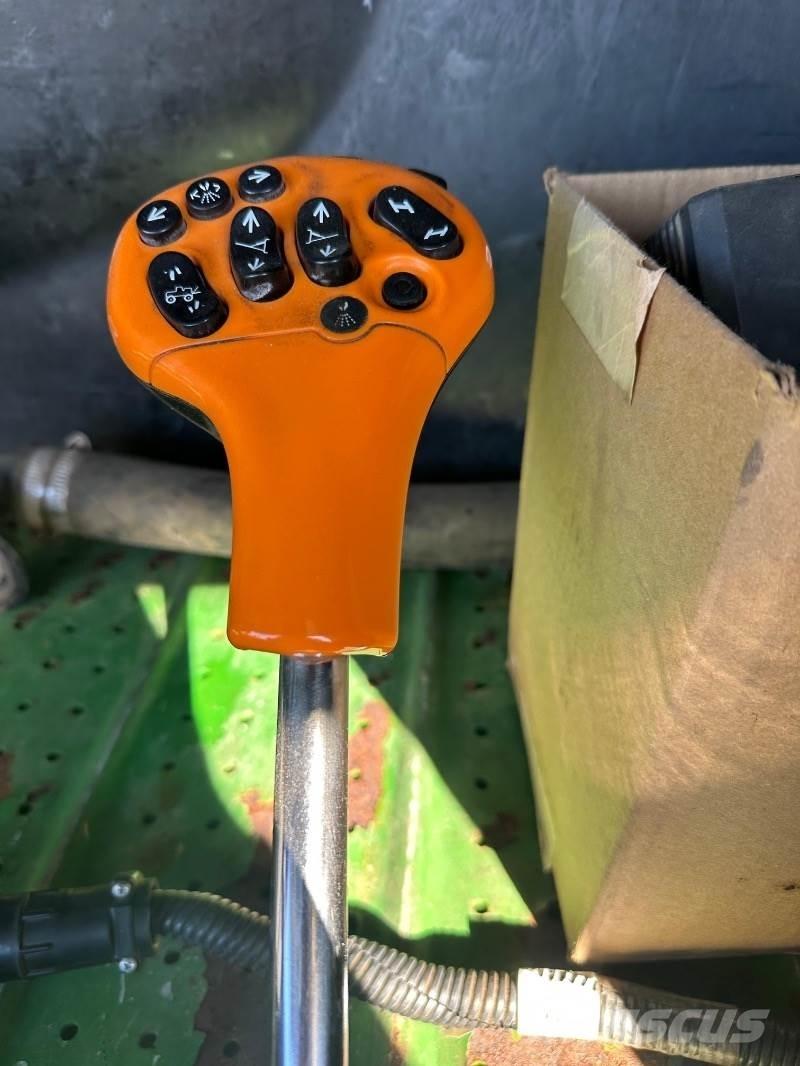 John Deere R952 i Tažené postřikovače