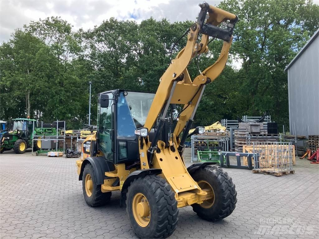 CAT 907 Kolové nakladače