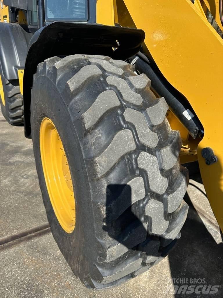 CAT 908 Kolové nakladače
