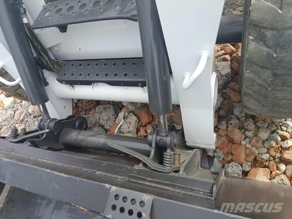 Bobcat S 220 Smykem řízené nakladače
