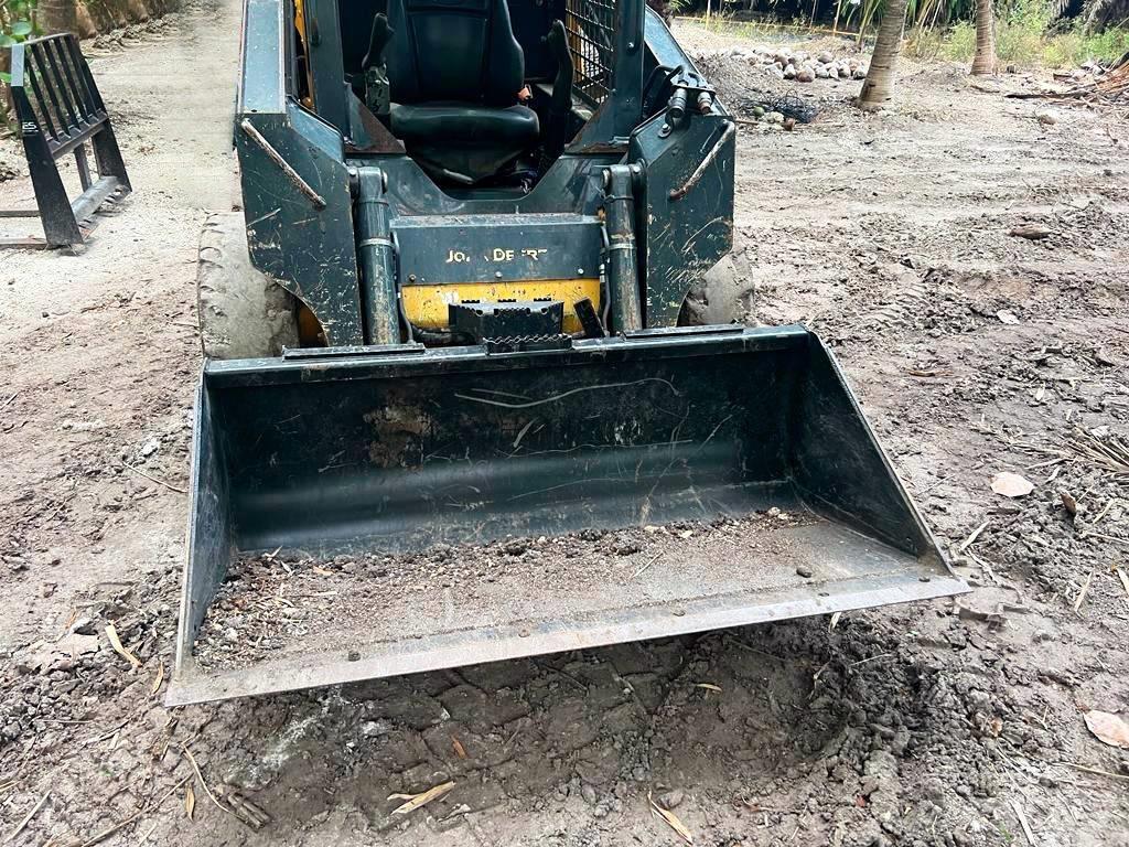 John Deere 312 Smykem řízené nakladače