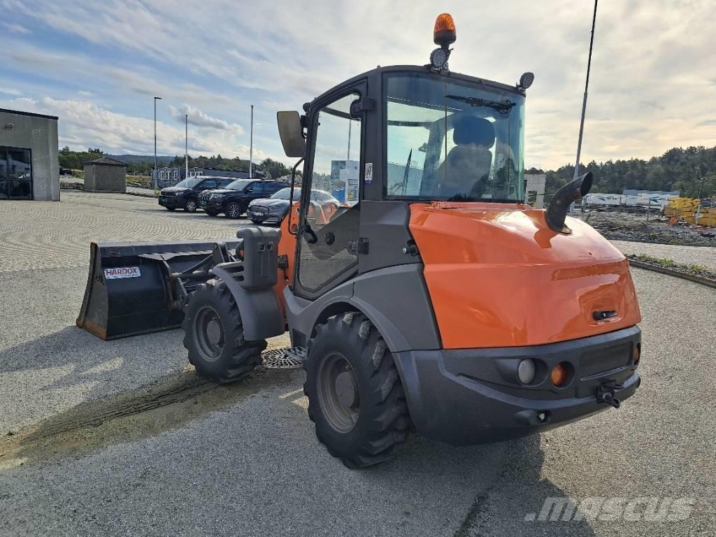 Hitachi ZW 75 Kolové nakladače