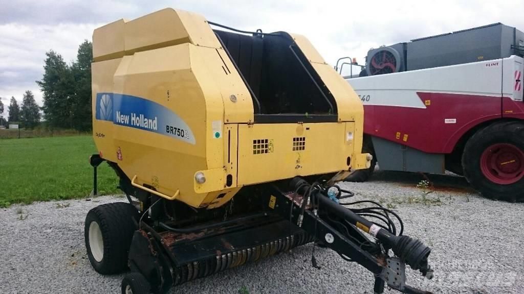 New Holland BR750A Lis na válcové balíky