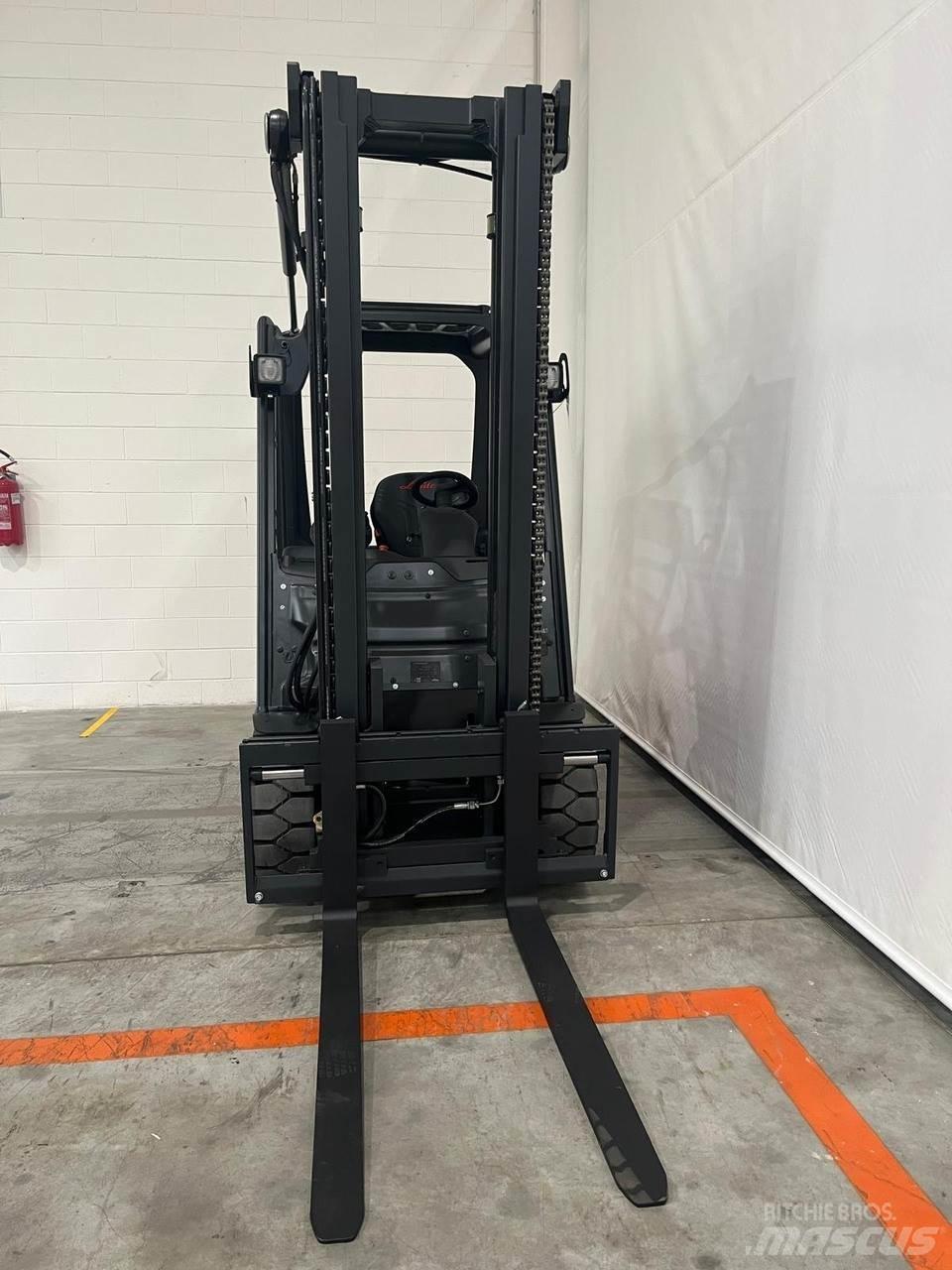 Linde E30-01 Akumulátorové vozíky