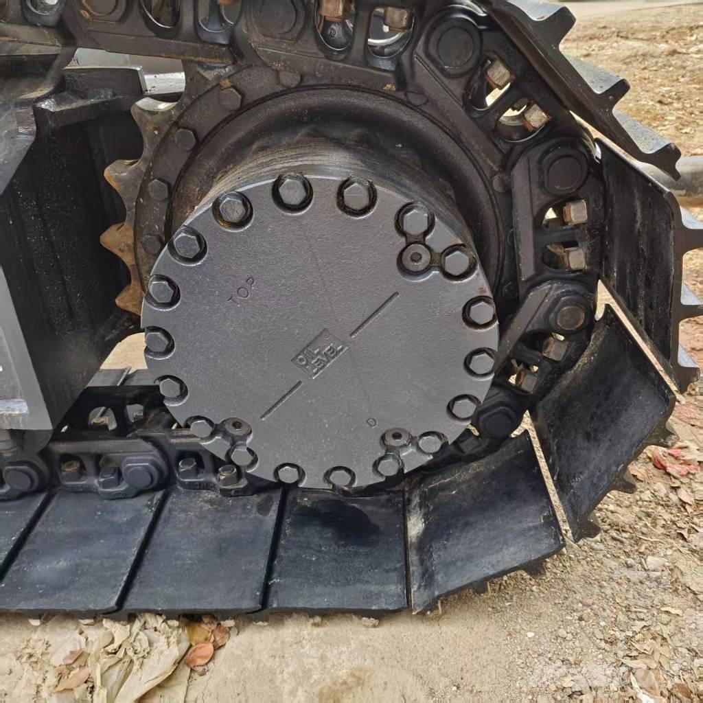Komatsu PC 200-8 Pásová rýpadla