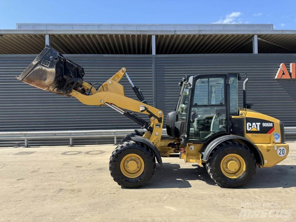 CAT 906M Kolové nakladače