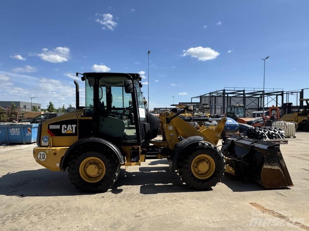 CAT 906M Kolové nakladače