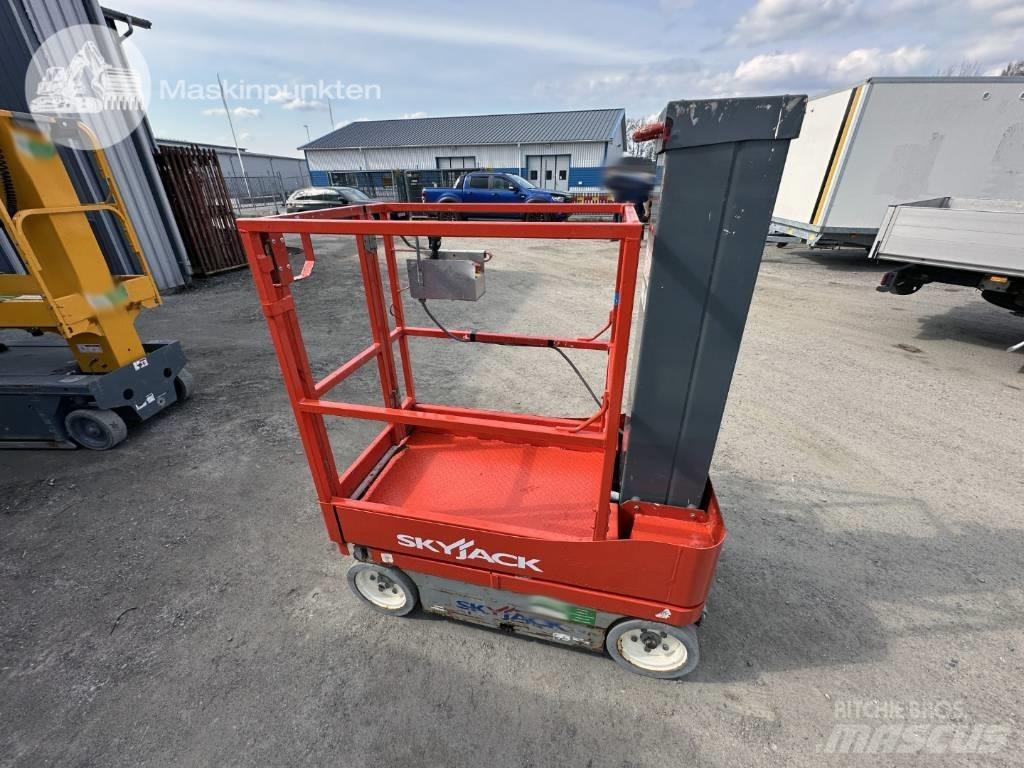 SkyJack SJ 12 Vertikální sloupové výtahy