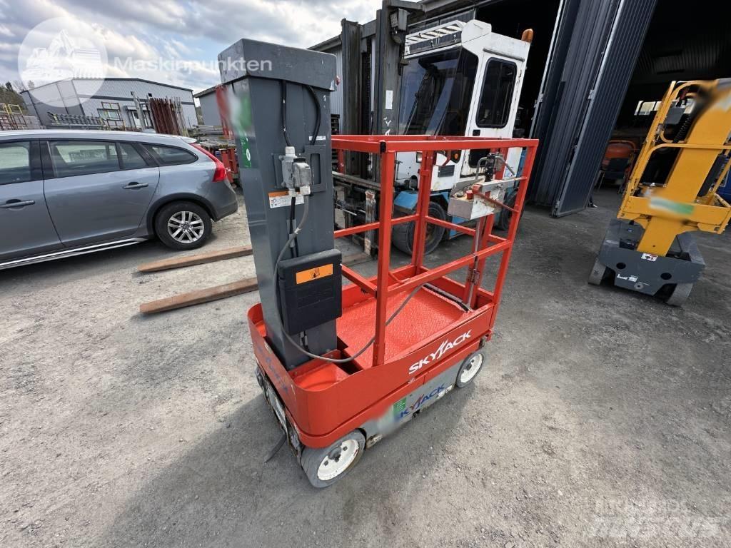 SkyJack SJ 12 Vertikální sloupové výtahy