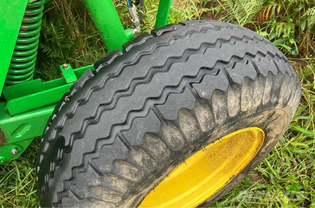 John Deere 1365 Sekačky namontované a tažené