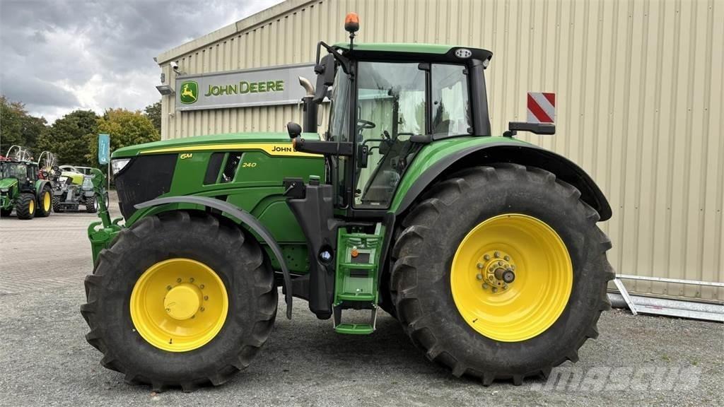 John Deere 6M240 Traktory