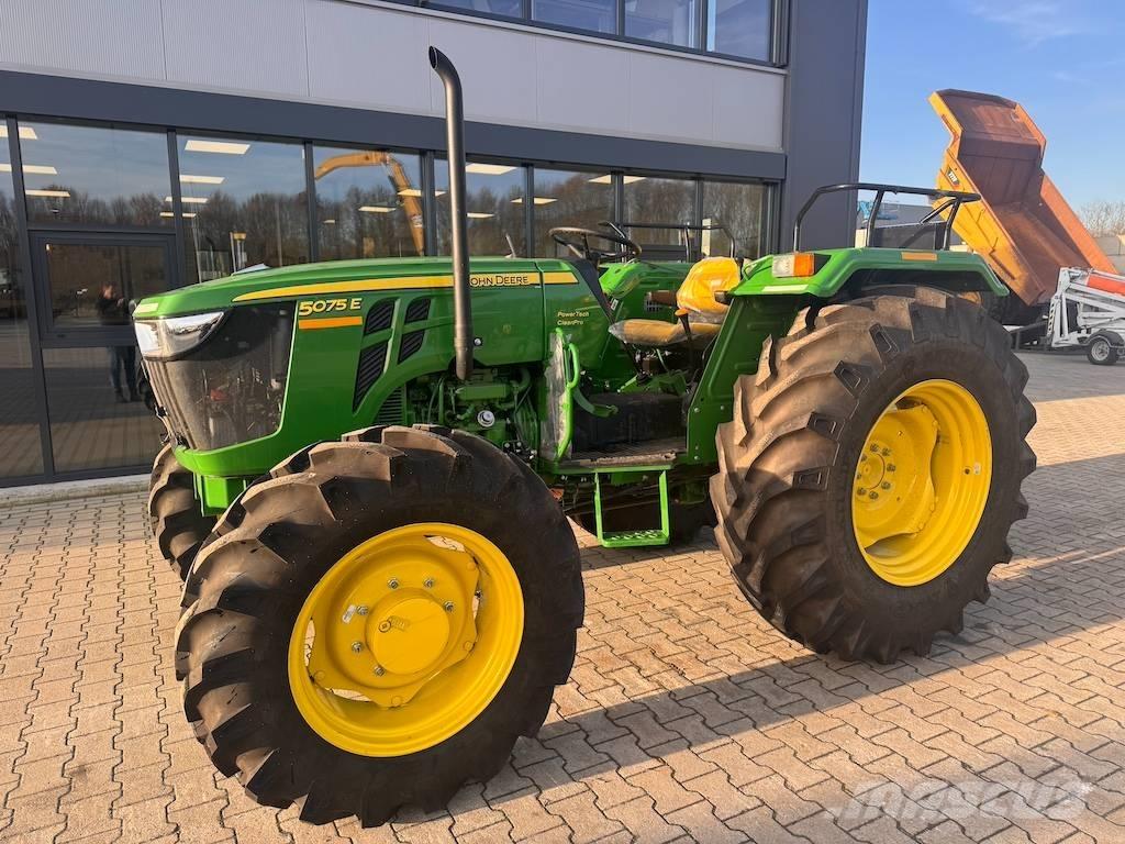 John Deere 5075 E Traktory