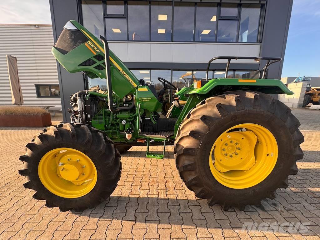 John Deere 5075 E Traktory