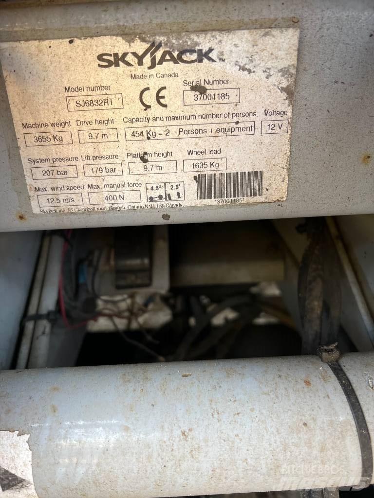 SkyJack SJ 6832 RT Nůžková zvedací plošina