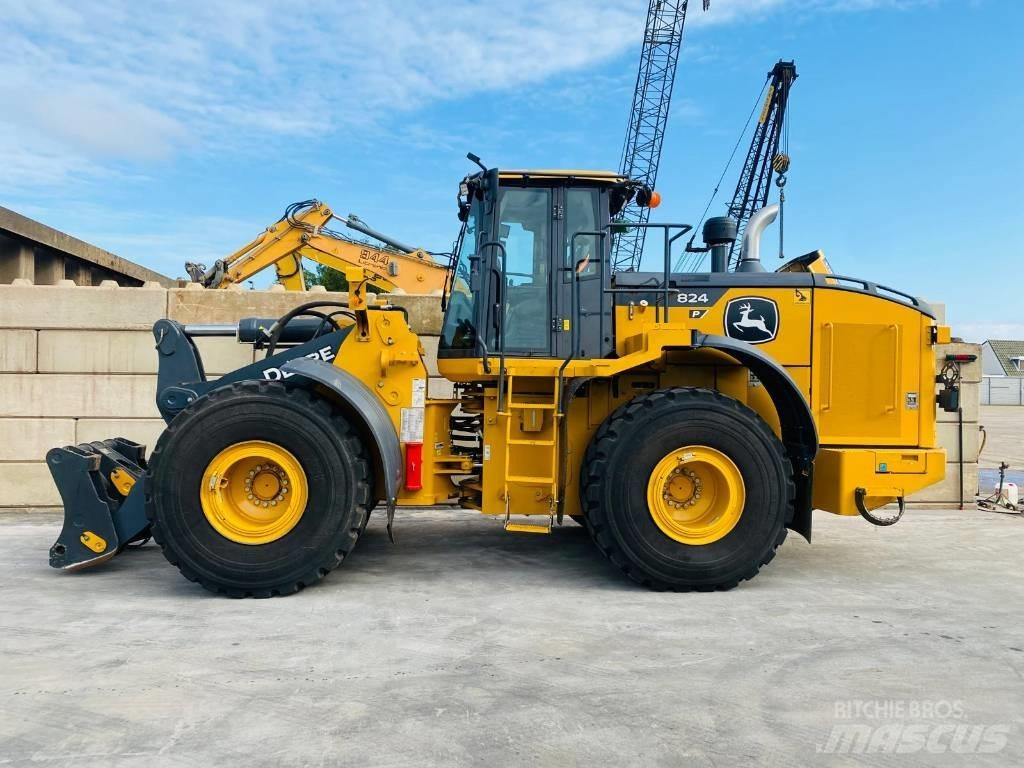John Deere 824p Kolové nakladače
