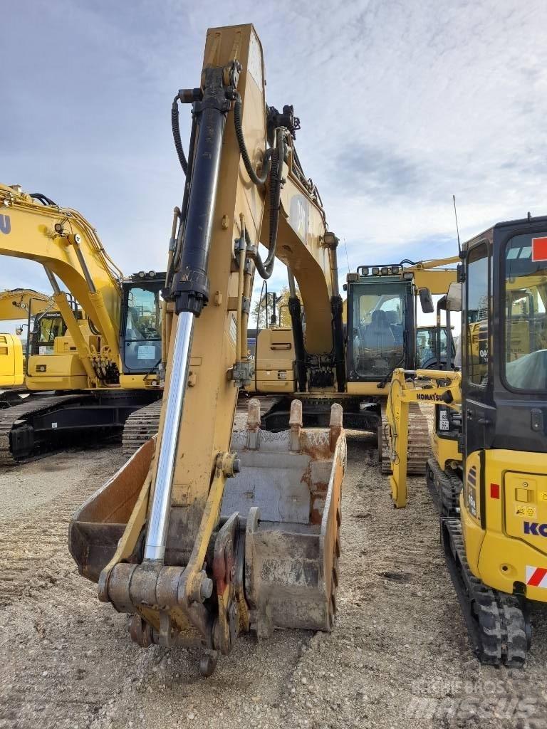CAT 323 D Pásová rýpadla