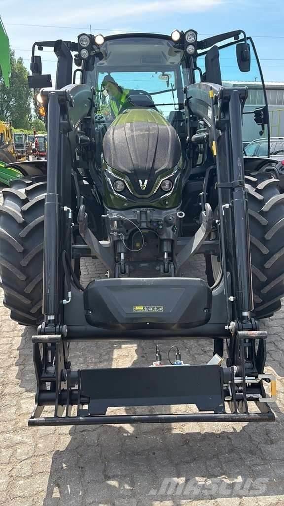 Valtra G135 Traktory
