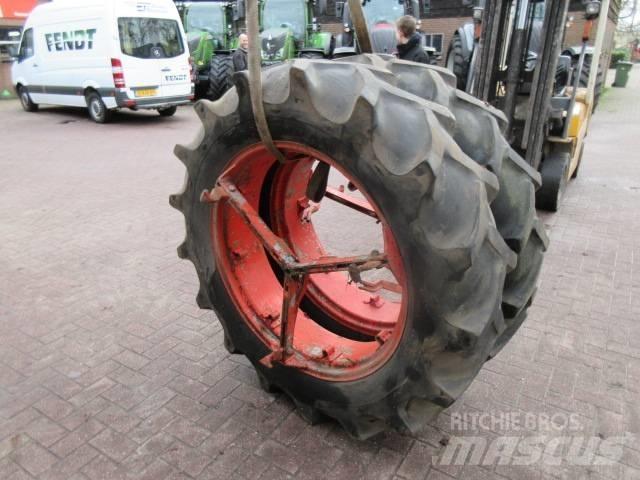 Goodyear 13.6/36 Pneumatiky, kola a ráfky