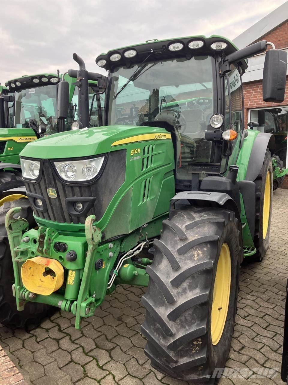 John Deere 6110R Traktory