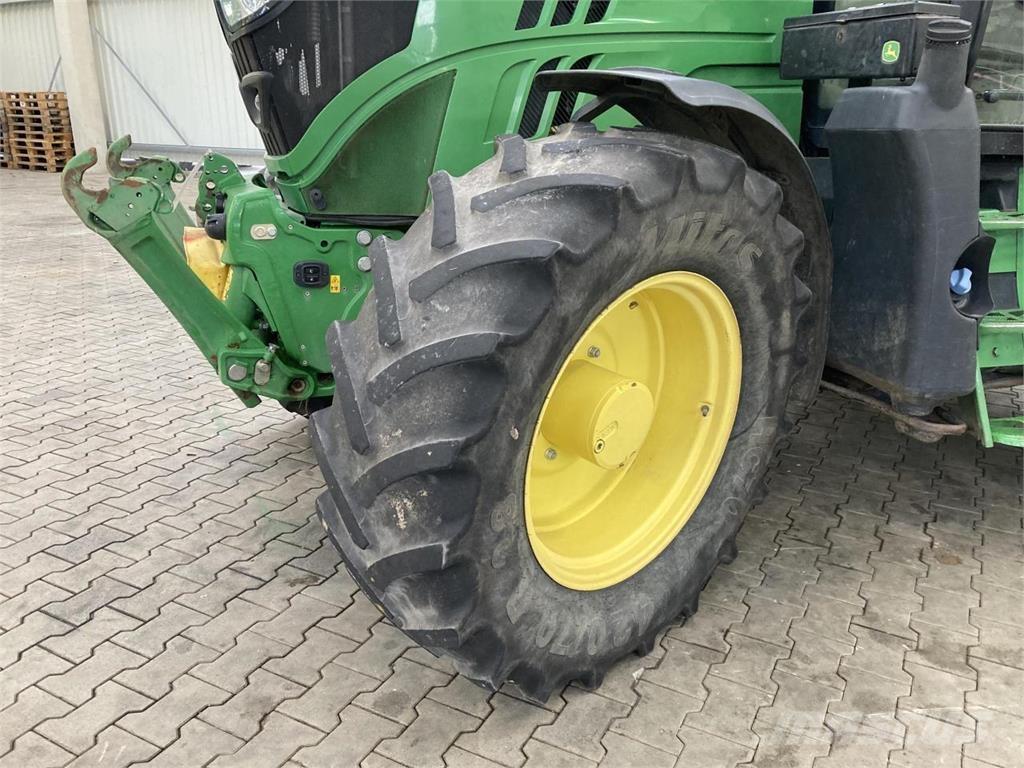John Deere 6110R Traktory