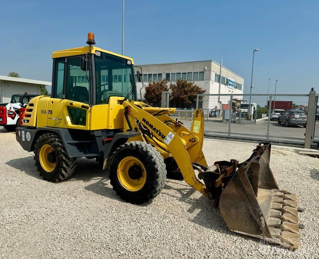 Komatsu WA 75 Kolové nakladače