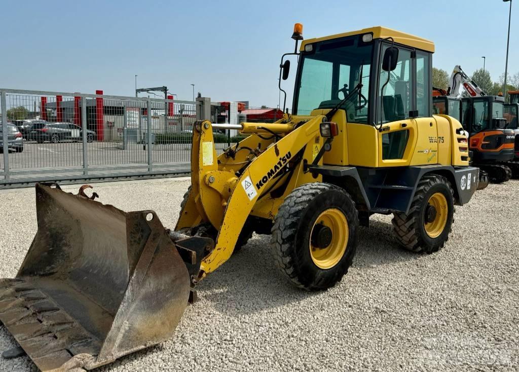 Komatsu WA 75 Kolové nakladače