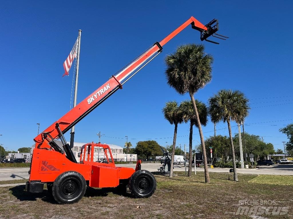 SkyTrak 8042 Teleskopické manipulátory