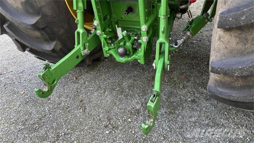 John Deere 6R215 Traktory
