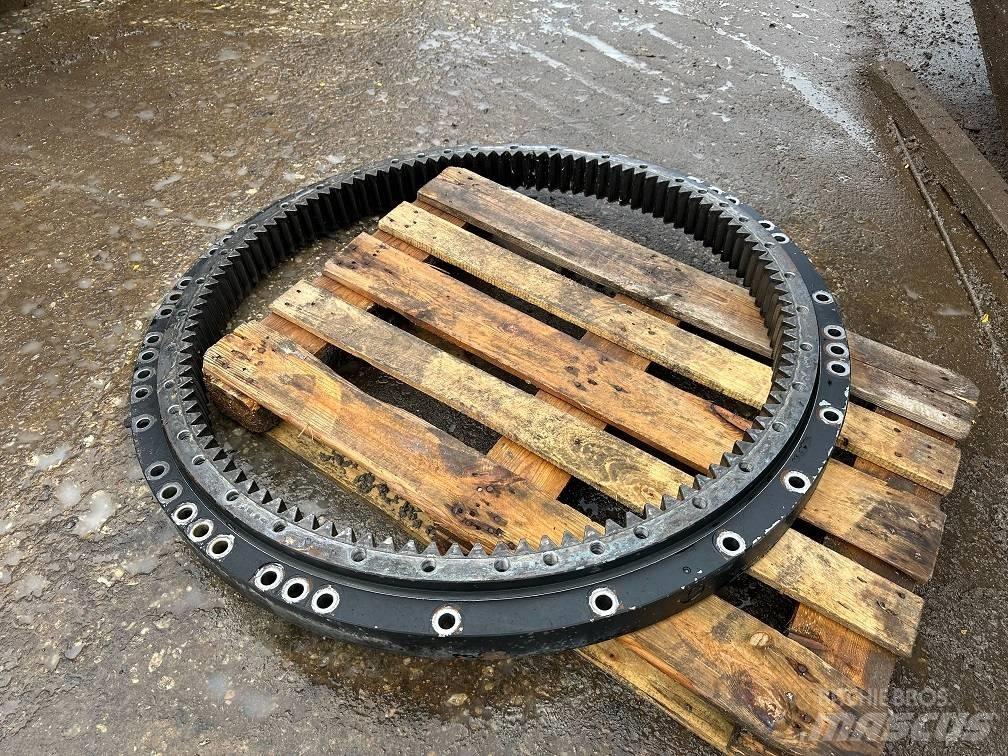 CAT 323 slew ring Nápravy