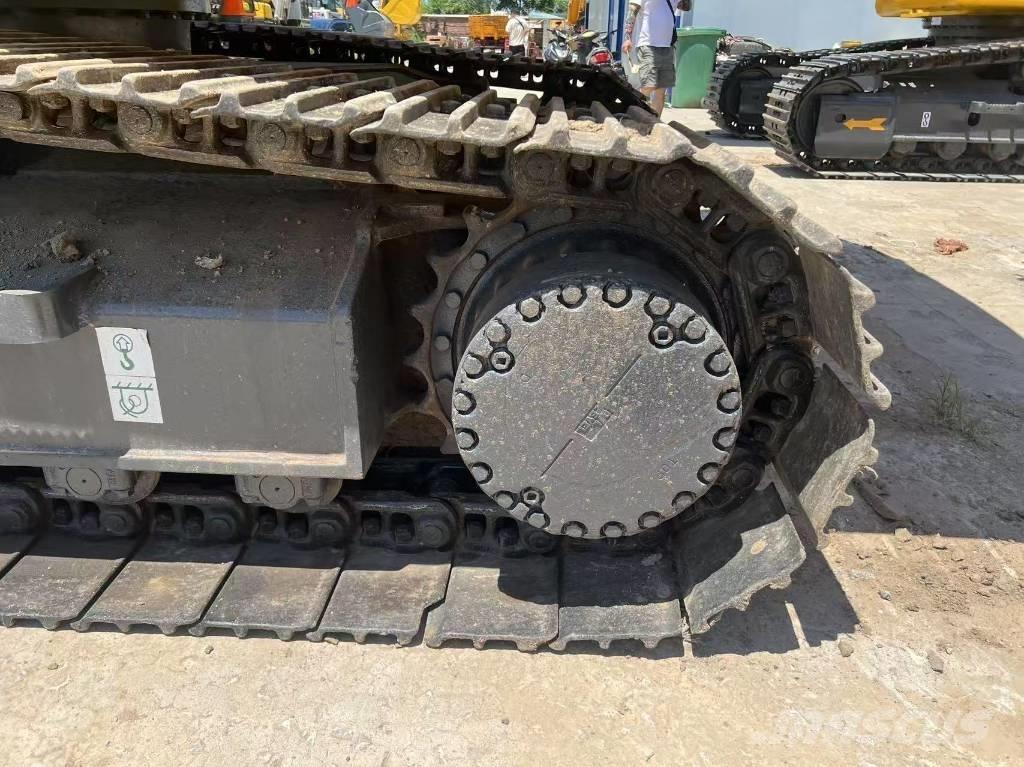 Komatsu 220 Pásová rýpadla