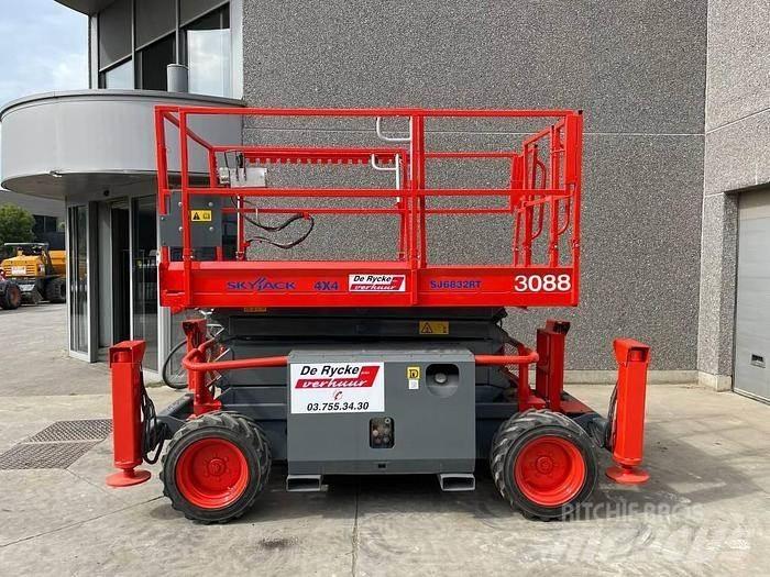 SkyJack SJ6832RT Nůžková zvedací plošina