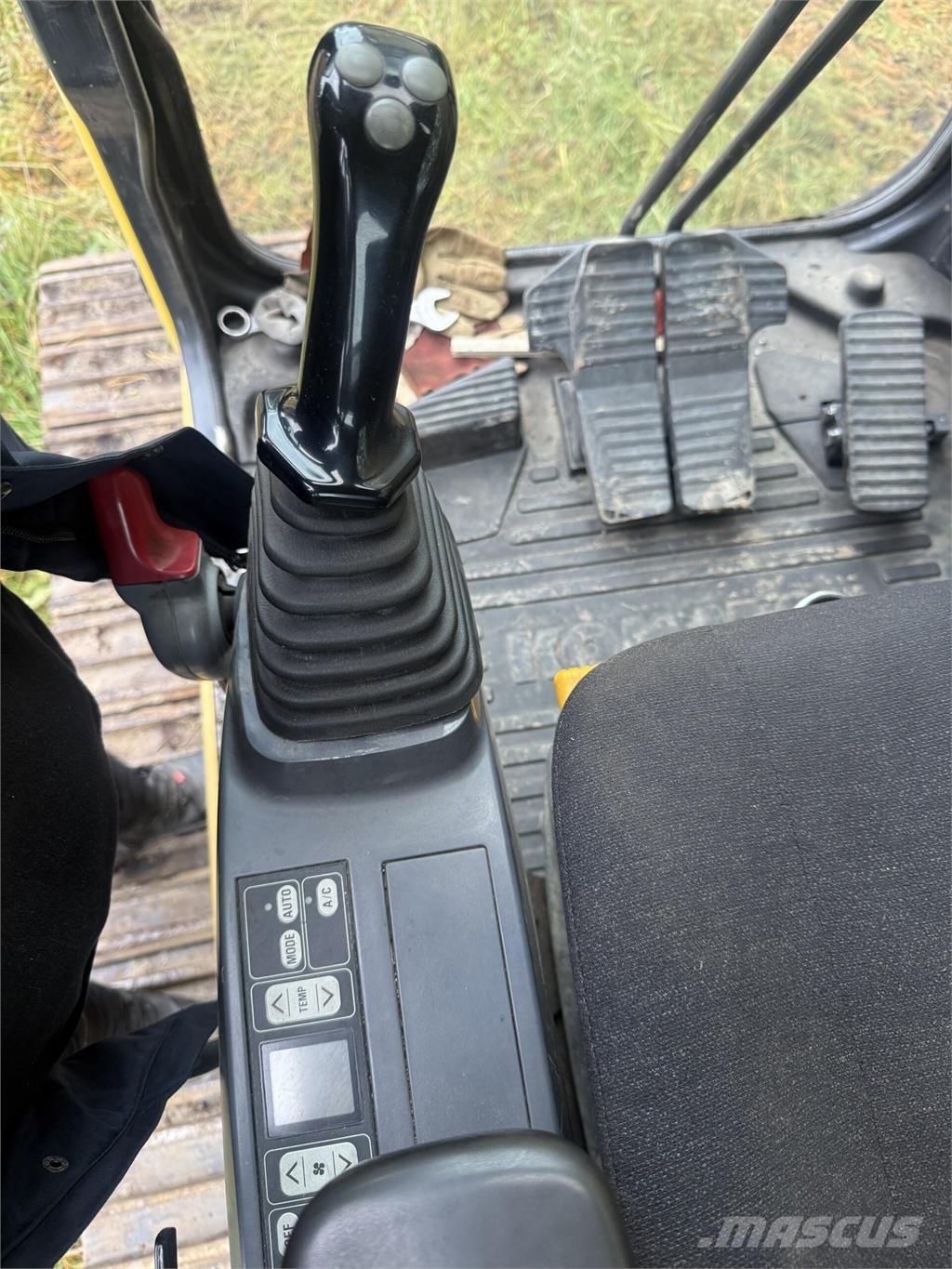 Komatsu PC180LC Pásová rýpadla