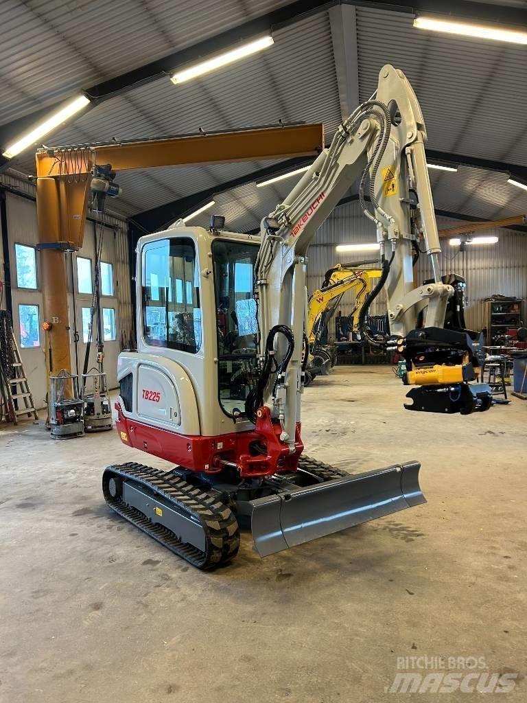 Takeuchi TB225 Mini rýpadla < 7t