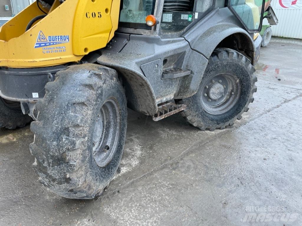 Mecalac AS900 Kolové nakladače