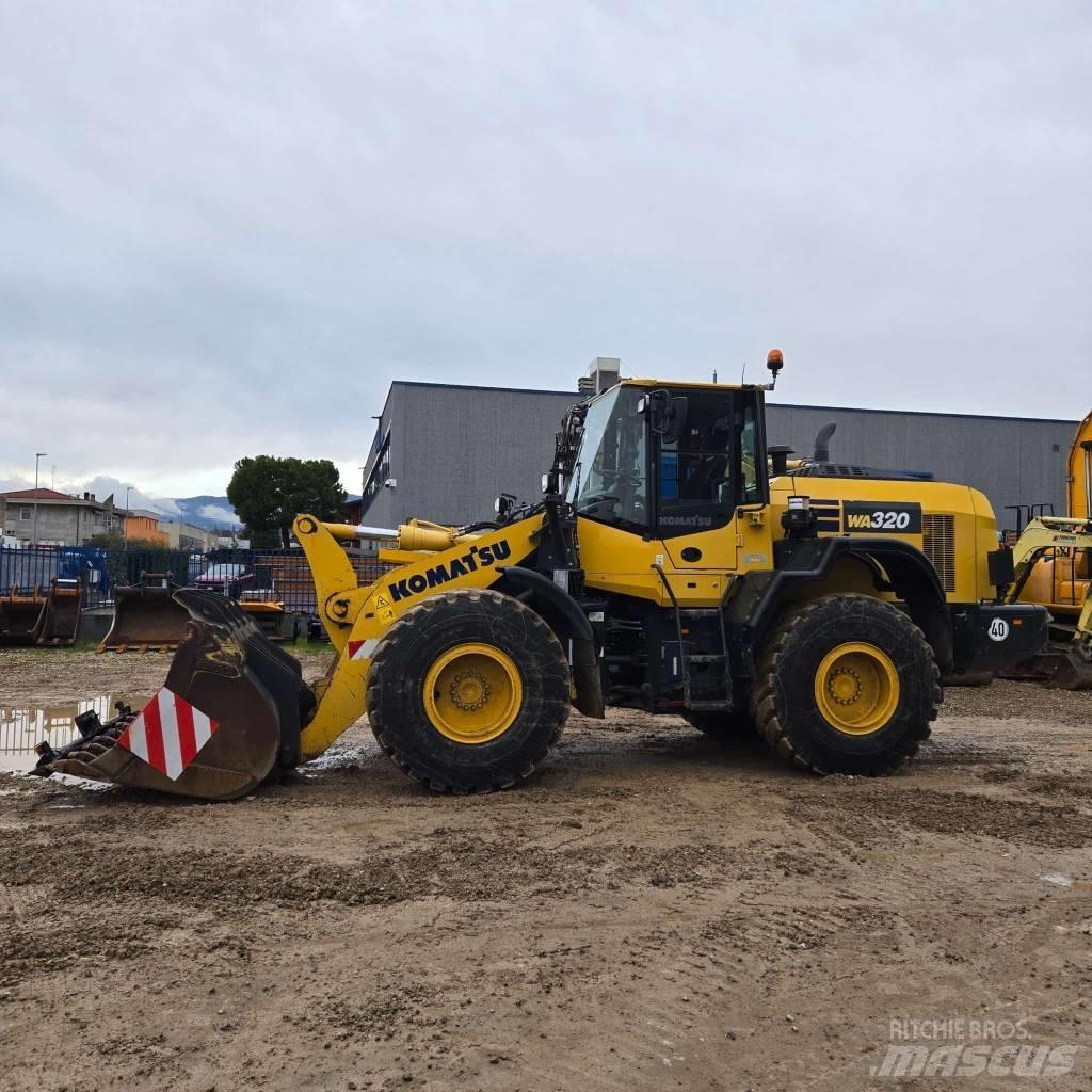 Komatsu WA320-8 Kolové nakladače